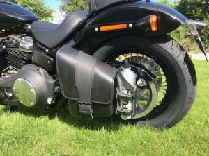 sacoche Myleatherbikes sur Softail Street bob (3)